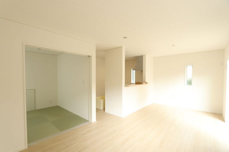 【リビング】
家具を置いてもゆとりのある16.2帖のリビングです。
南側の大きな窓から明るい自然光を取り込みます。