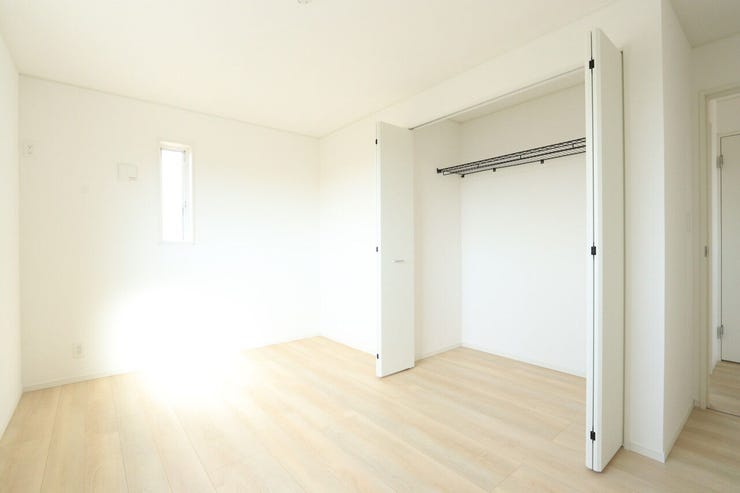 【洋室】
クローゼット付きの洋室です。
衣類だけでなく、収納ケースや荷物などを置ける枕棚付きで、
必要なものが一目でわかる、お片付け上手なクローゼットです♪
※同シリーズ類似物件の写真です