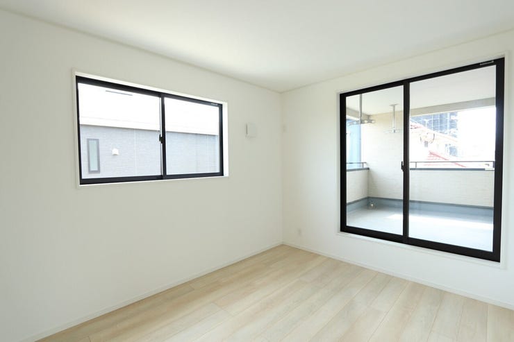 【洋室】
バルコニーつきの洋室です。干した衣類を各居室のクローゼットに収納しやすい配置です◎
ゆとりのあるスペースで、家族とのくつろぎの場としても活用できます♪
※同シリーズ類似物件の写真です