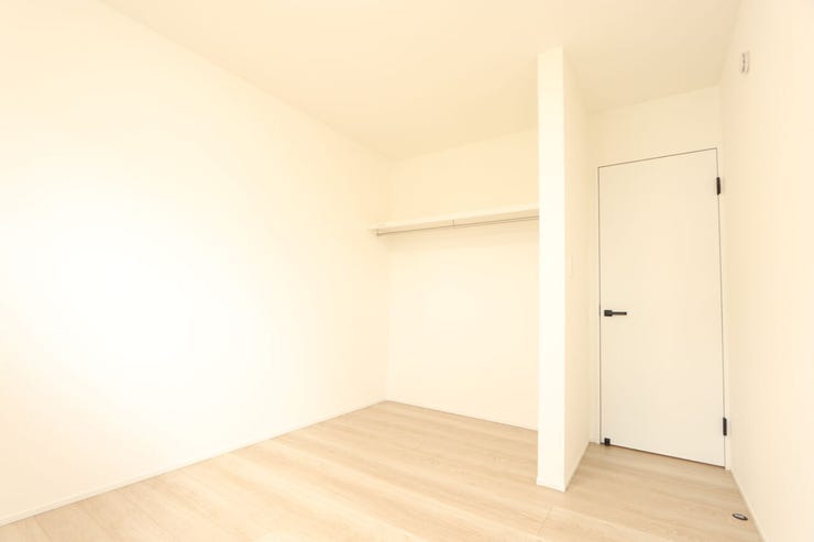 枕棚付きで奥行きのあるオープンクローゼットは衣服だけではなく、収納ケースなども配置しやすい空間です♪