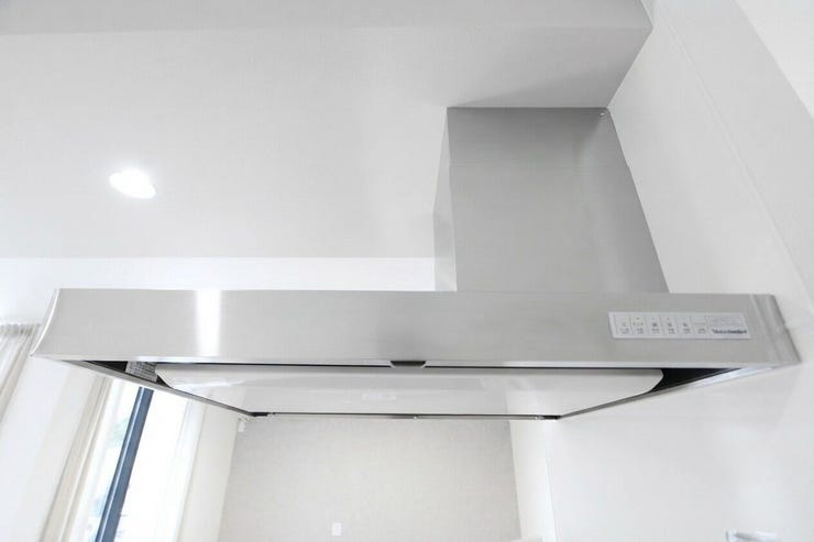 本体下部にある板が空気の入り口を絞ることで、風速を速めて煙や油煙を強力に吸い込みます。
効率的に吸引するため、調理中のニオイや煙がリビングへ広がりにくくなります。