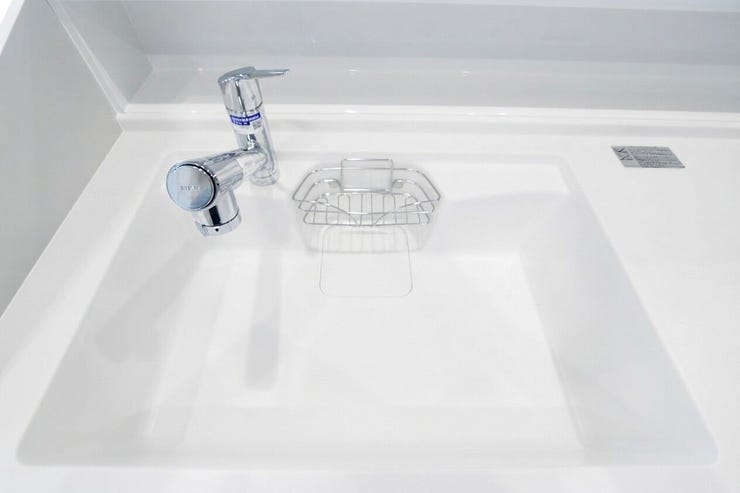 食器や野菜などの水洗いがスムーズにこなせるハンドシャワーのついた水栓。浄水器一体型なので便利です。