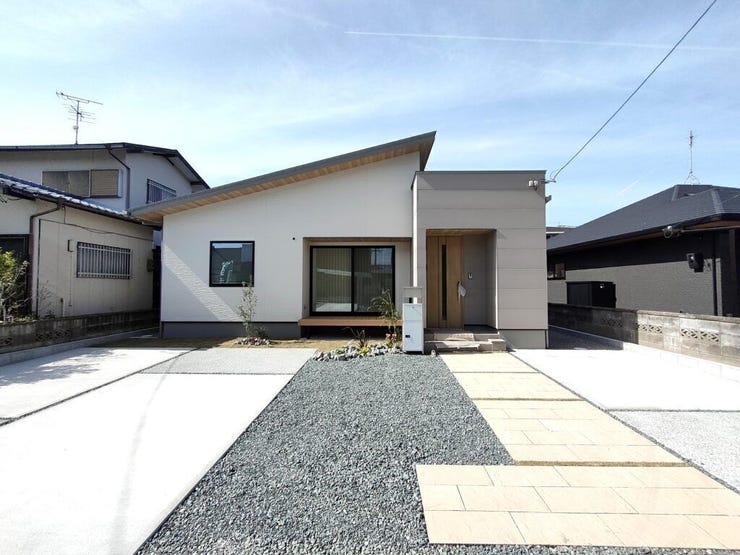 片流れ屋根は、太陽光パネルを設置して発電するにもってこいの形状です!