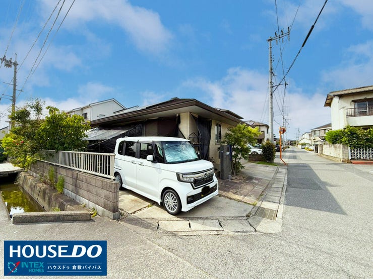【お出かけや来客時も安心!ゆとりの駐車場2台分】
セカンドカーやお友達の来訪時にも大活躍するカースペース!前面道路もすっきりしていて駐車がスムーズに行えるため毎日の送り迎えやお買い物も快適ですね♪