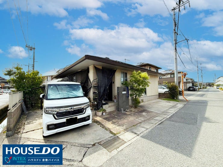 【明るい陽光と心地よい風が通り抜ける開放的な角地】
約50坪のゆとりある敷地を活かした角地立地!開放感があり通風・採光ともに良好です♪のびのびとした住環境で、家族笑顔の毎日を過ごせそうですね!