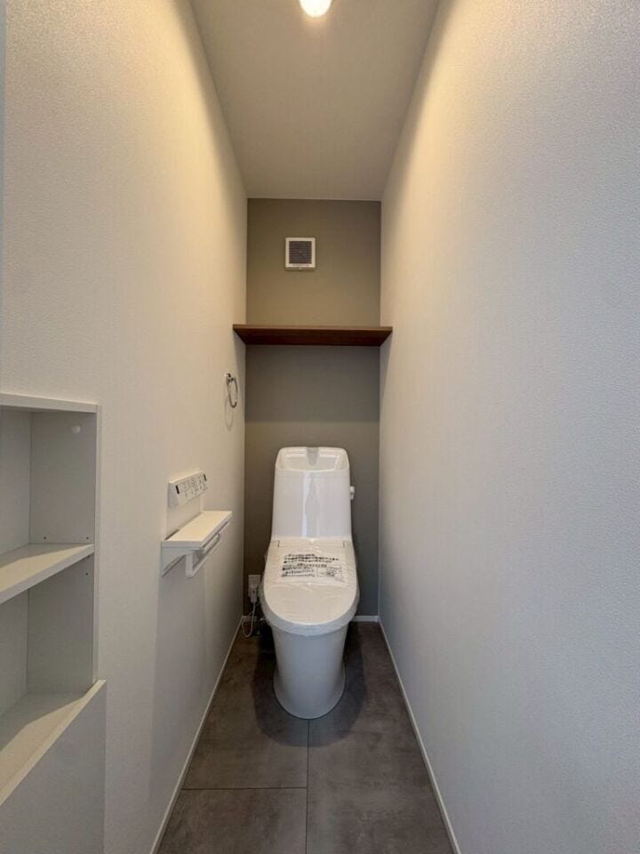 【トイレ】
スタイリッシュで落ち着きのあるトイレです。
停電時、災害時に水が流れやすいタイプで安心性があります。