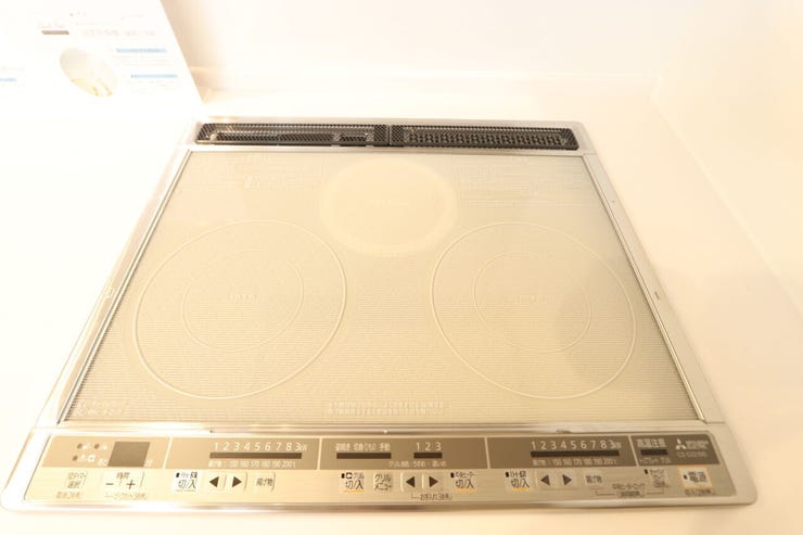 【IHクッキングヒーター】
調理中に吹きこぼれや油ハネがあっても、サッとひと拭きするだけで簡単にきれいになります。
熱効率が良く、お湯が沸くスピードが早いです。