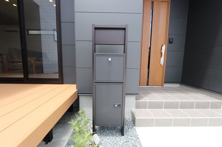 【宅配ボックス】
玄関との距離が離れているため、顔を合わせることなく荷物を受け取れ、安心性があります♪