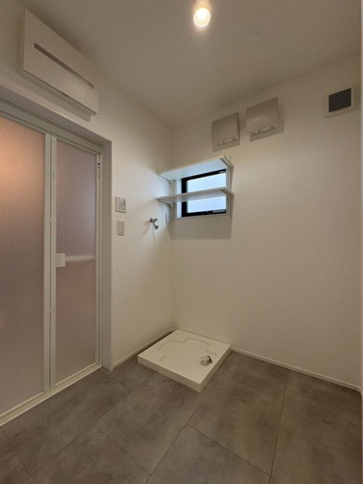【脱衣室】
広々とした脱衣室です。
脱いだ衣服をそのまま洗濯機に!
来客時に衣類をみられる心配が軽減されます♪