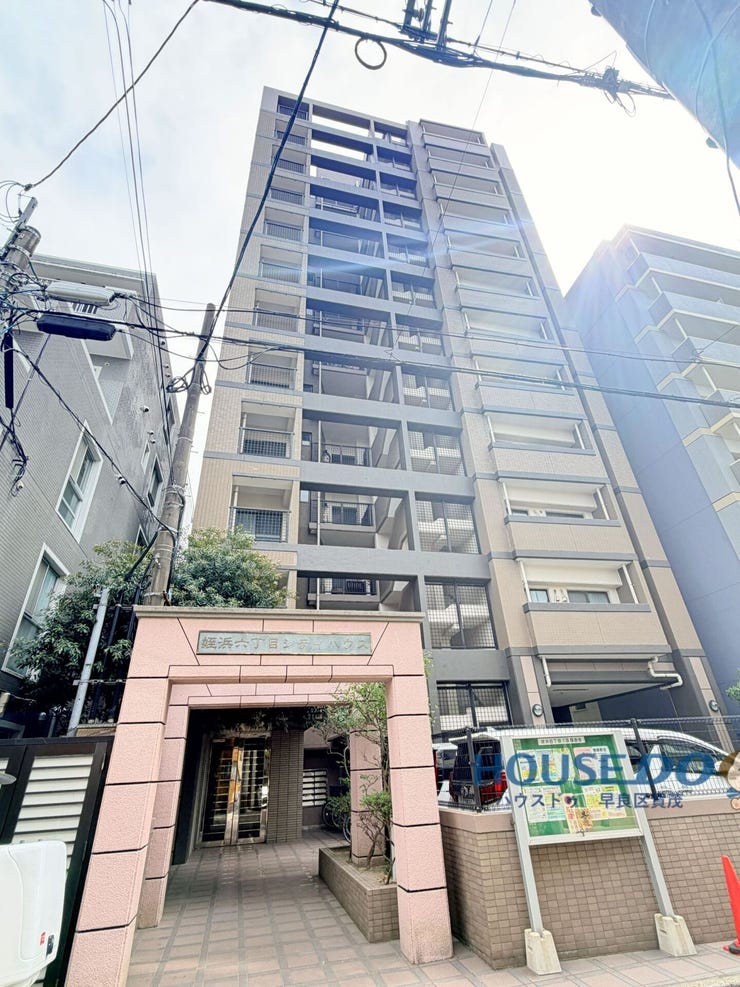【外観】
明るい色のゲートが印象的な外観
