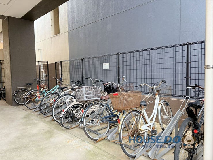 駐輪場は屋根付きで、雨の日も安心です!!