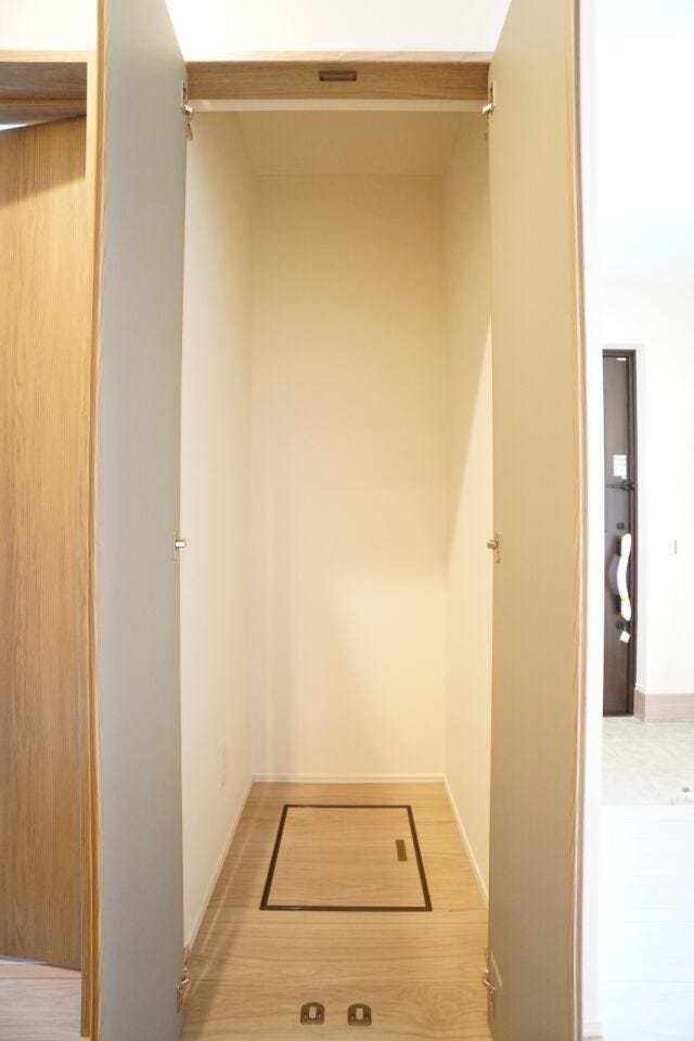 外出時に必要な荷物や災害用の荷物を置いておくのにも優れた収納スペースです。
