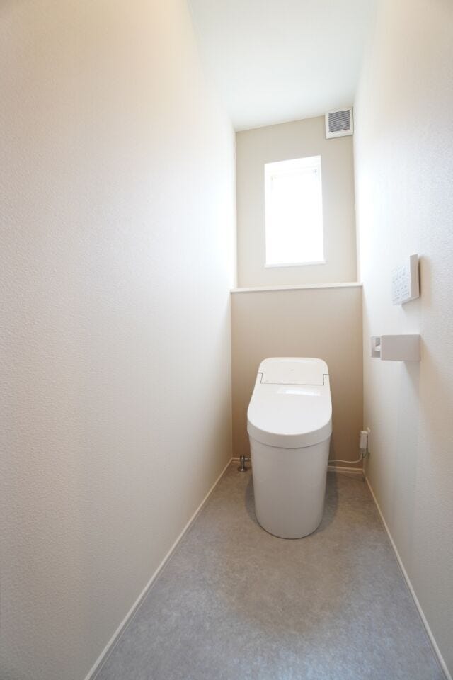 1階のトイレです。
タンクレスでお手入れも簡単です。
落ち着いた雰囲気の内装で、奥の窓から明るい光を取り込みます。
