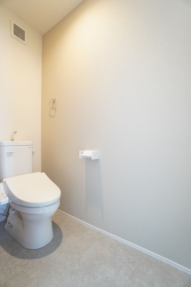 1階のトイレです。
落ち着いた雰囲気の内装で、奥の窓から明るい光を取り込みます。
