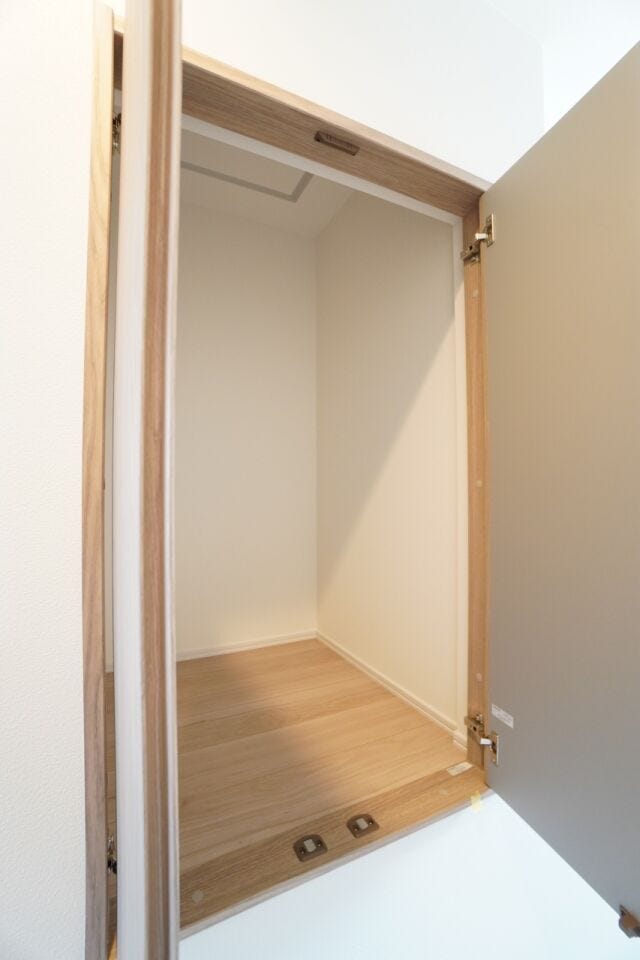 2階の廊下収納です。
各居室前にあるので、家族共有の物を収納するのに便利です♪