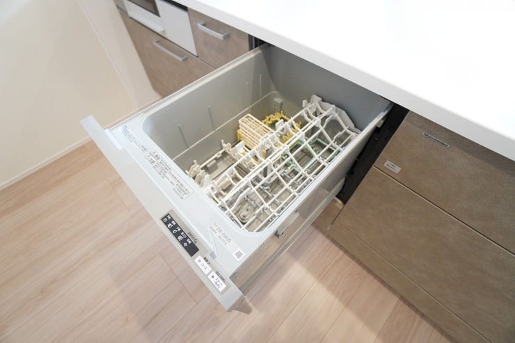 ビルドインタイプの食洗器です。調理スペースを圧迫せず、高温洗浄や高い除菌力で手洗いよりも節水・家事の時短ができます♪