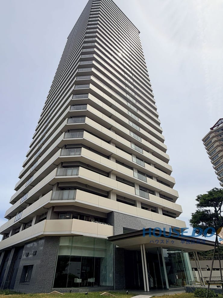 地上から見上げるような高さが印象的なタワー型マンション