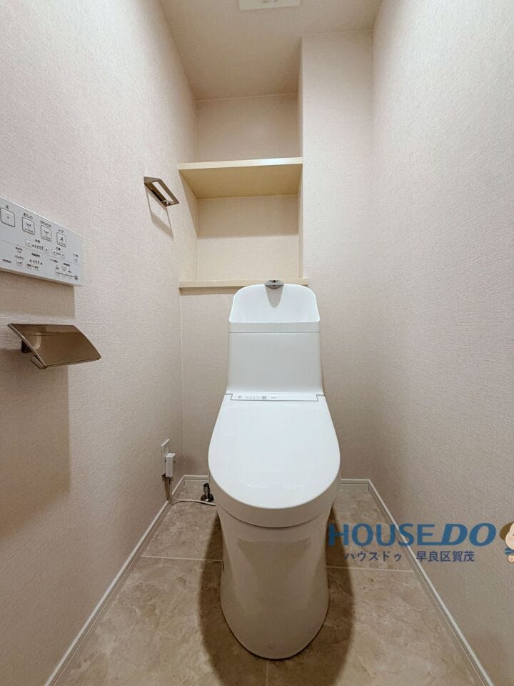 ベージュ×シルバーの色合いがナチュラルな印象のトイレです