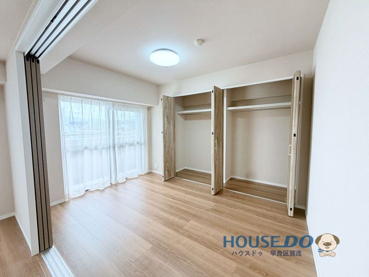 クローゼット二つを備えた収納が嬉しい洋室♪
お部屋は南向きバルコニーと繋がっていて
明るく気持ち良い空間♪