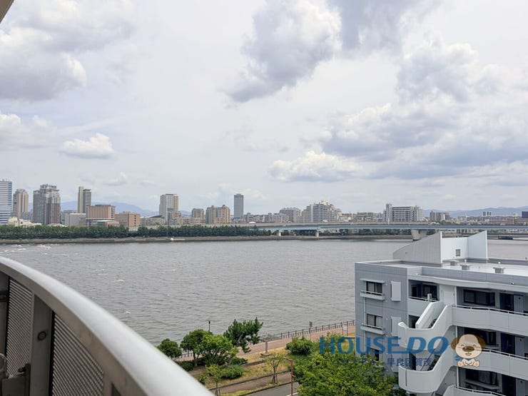 青空に映える海と砂浜がきれいな眺望。
お部屋からこんな景色を眺められるのは、
毎日の暮らしでちょっと嬉しいポイントです♪