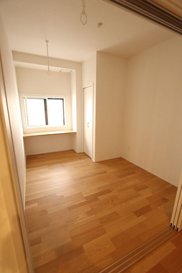 リビング横の洋室は、テレワークや趣味の部屋、お子様のプレイルームなど、マルチに活躍する便利な一室。