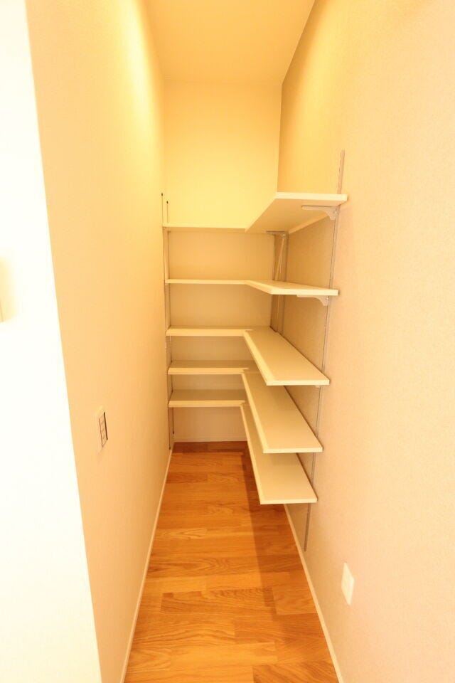 食品のまとめ買い、災害時用のストック品他、雑多に見えるキッチン家電もすっきり収納♪
