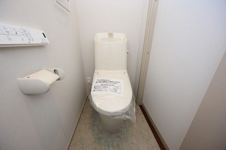 ※同シリーズ類似写真です
白を基調とした清潔感のある空間のトイレです。
タンク式トイレで停電や災害時も水が流れやすく安心です♪