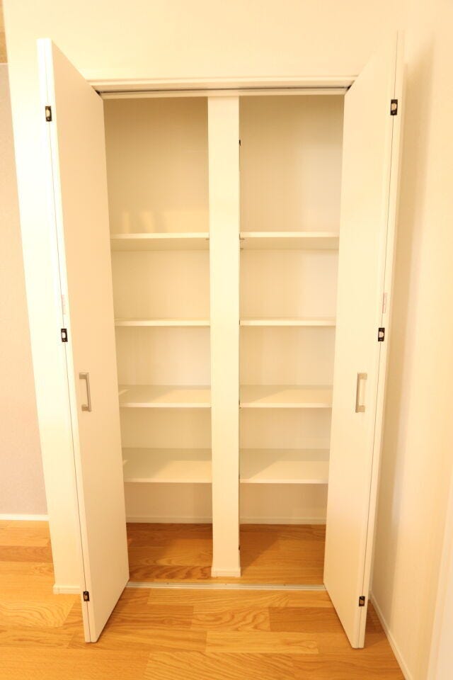 キッチン後ろのパントリーです。
忙しい調理の時間でも、「欲しいものが手に届く」・「洗ったものを簡単に片づけられる」家事負担を軽減できます。
食器や調理器具などをしまいやすい高さです♪