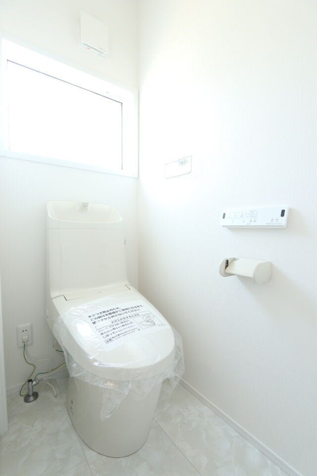 ホワイトの壁紙とタイル調の床が清潔感と落ち着きのある空間を感じさせる2階のトイレです。
停電時、災害時に水が流れやすいタイプのタンク式トイレで、見た目だけでなく実用性・安心性も兼ね備えています。