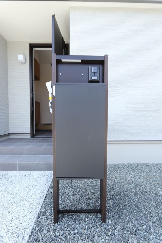 玄関との距離が離れているため、顔を合わせることなくインターホン越しに会話しながら荷物を受け取ることができます♪