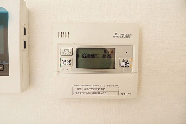 湯量・湯温の設定、そして保温までワンタッチのフルオートバス。便利な追い炊き機能付きです。
忙しい夕方でも、リビングから簡単操作ができます♪