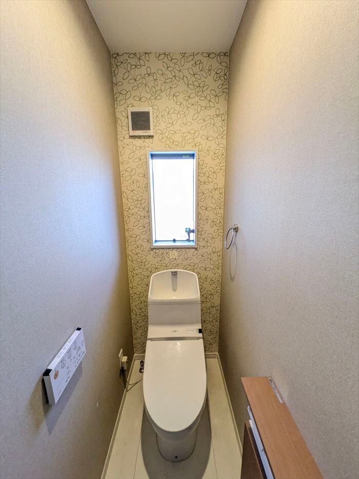 トイレには快適な温水洗浄便座付