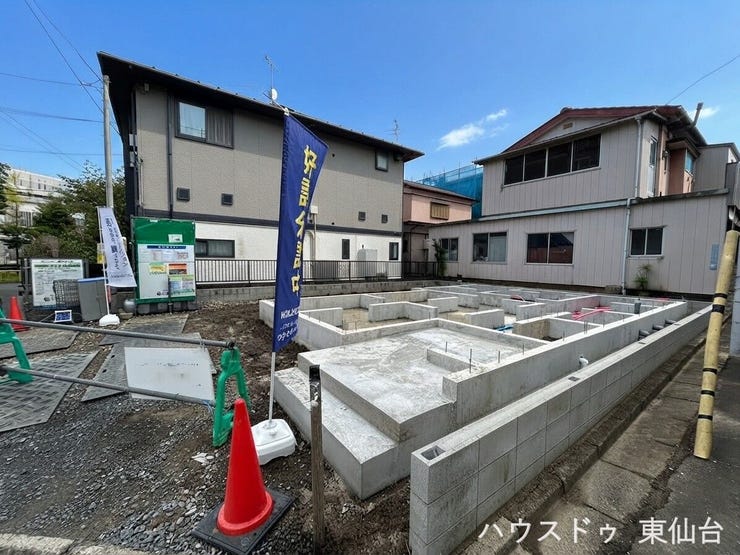 全部屋南向きの明るい4LDK。新田小徒歩1分、子育て安心の長期優良住宅。