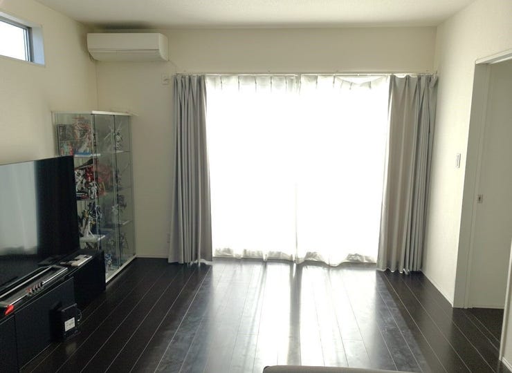 大きな掃き出し窓から明るい日差しが差し込みます♪