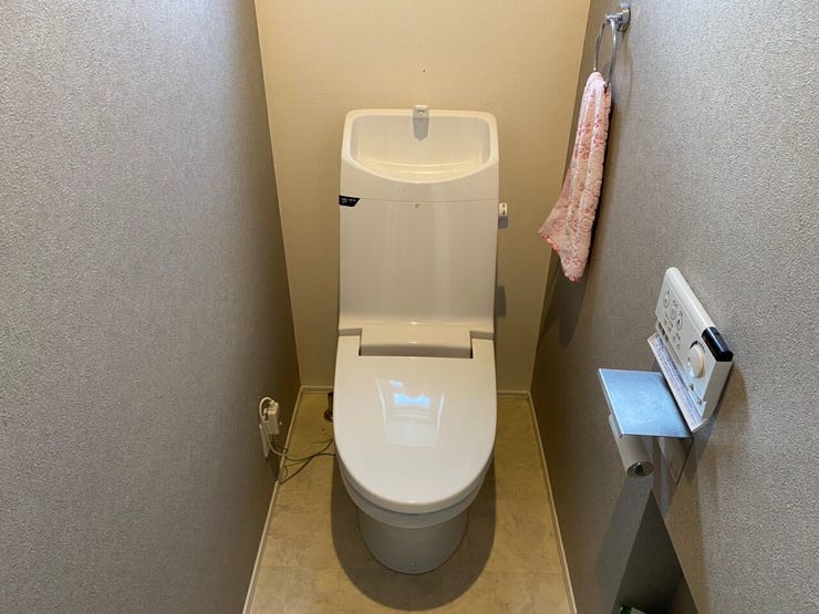 トイレは寒くても安心の暖房温水洗浄便座です♪