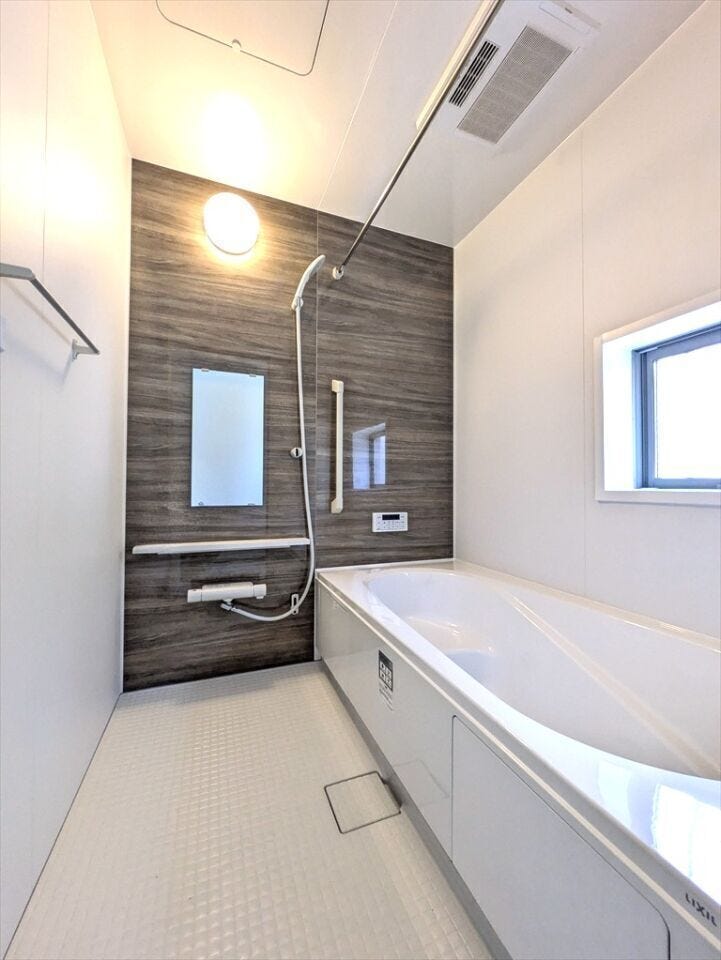【同社施工例】
窓つきの1坪バスでゆったりと快適なバスタイムを!