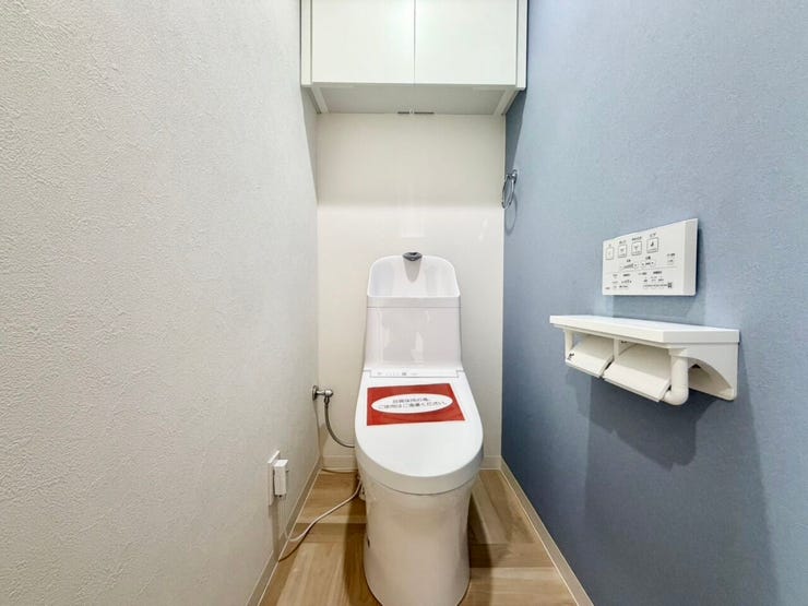 トイレは暖房便座付き!寒い冬の朝、便座に座った時の「ヒヤッ!」とする感覚がなく、安心してご使用いただけます♪