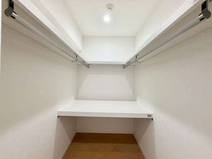 ご夫婦のお洋服やカバン、小物類まで、たっぷりの収納力を備えたウォークインクローゼット!寝室空間をスッキリと保てます♪