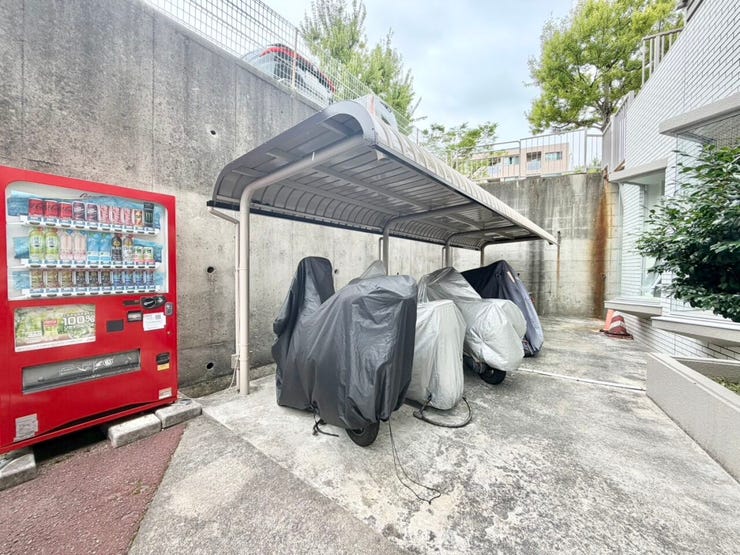 エントランス横には、駐輪場が備えられています。自転車は月額100円、バイクは月額300円になります。自動販売機も近くて、便利ですね♪