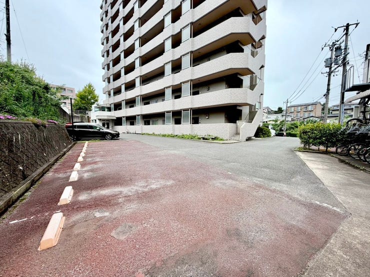 平面駐車場タイプになります。月6000~10000円。空き状況は要確認です。