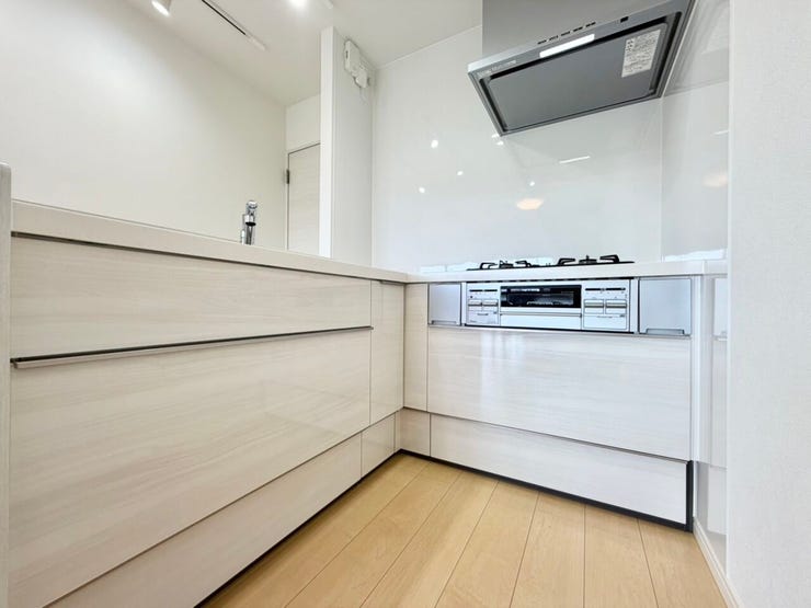 おしゃれな「見せるキッチン」!ダイニングとの空間のつながりが、お部屋全体にゆとりを生み出します♪
