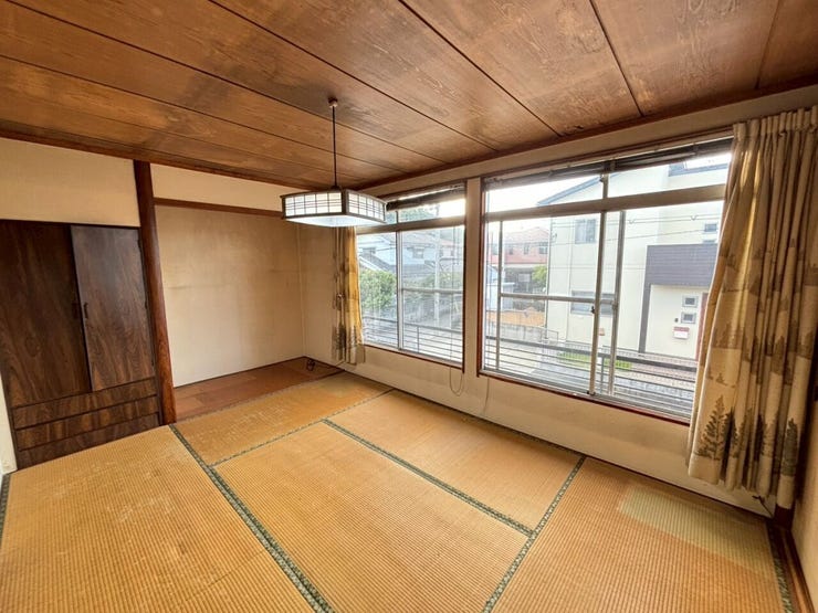 2階の、床の間がある和室♪床の間の横と部屋の反対側に押し入れがあります♪