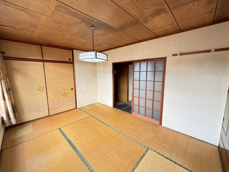 先ほどの和室の反対側から見た感じです♪押入れあります♪