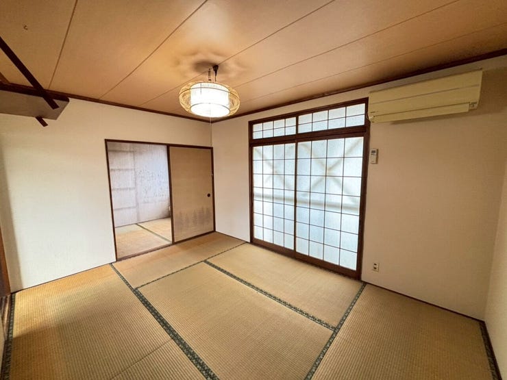 こちらは2階のもうひとつの和室♪納戸が奥にあります♪