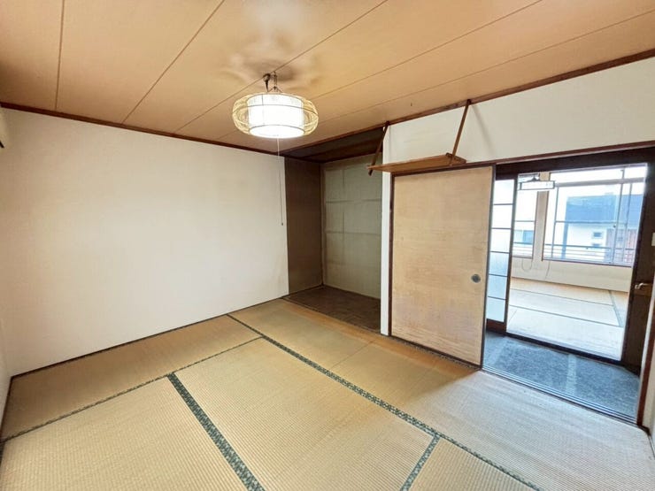 和室の納戸側から見た感じです♪奥がオープンな収納スペースになっています♪
