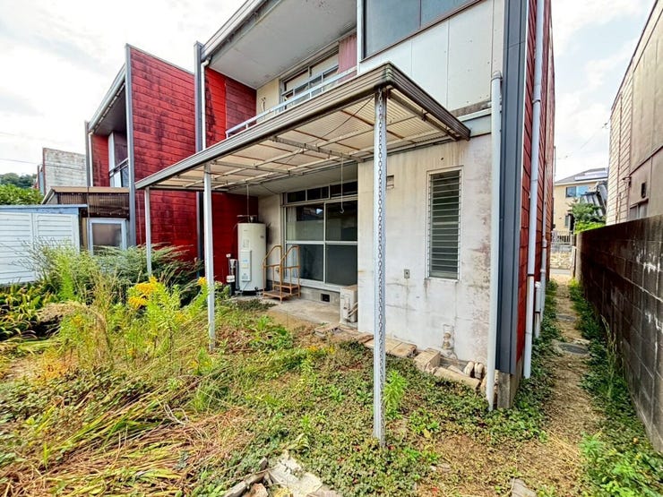 家の裏手の庭です♪屋根が付いており、洗濯物もあまり濡れずに干すことが出来ますよ♪