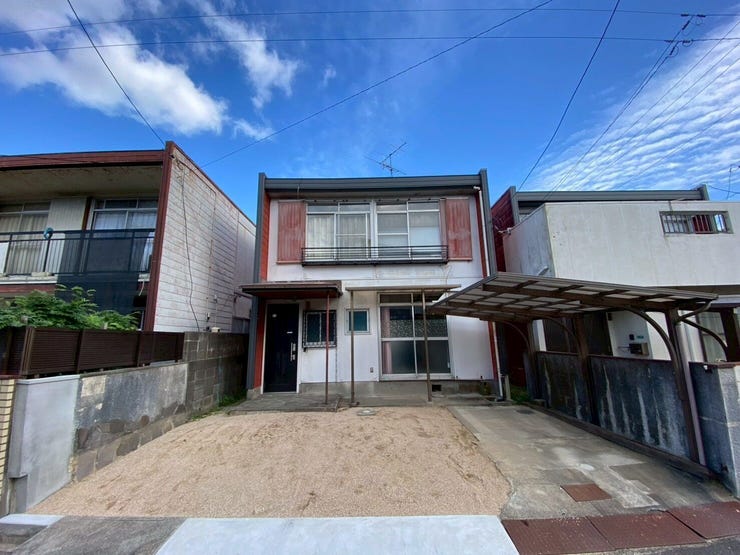 【外観】
閑静な住宅街の中の物件です♪自分好みにリフォームしても良いかもしれませんね♪