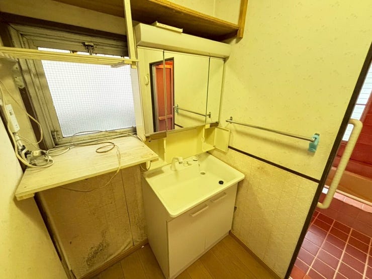 洗面台です♪洗面台横の棚の下に蛇口があるので、室内洗濯機置場として使えます♪
