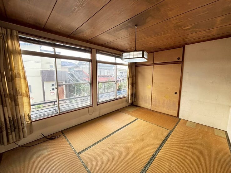 和室を別角度から♪床の間がある和室です♪大きな窓があるので明るいですね♪