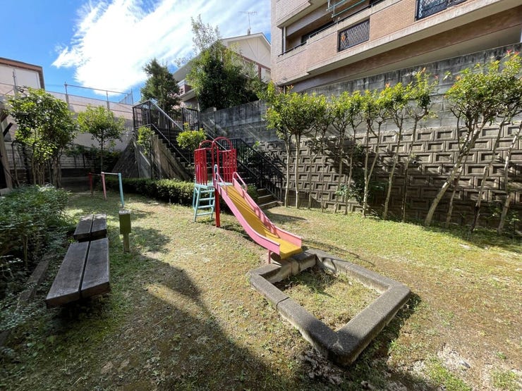 敷地内には公園があります。